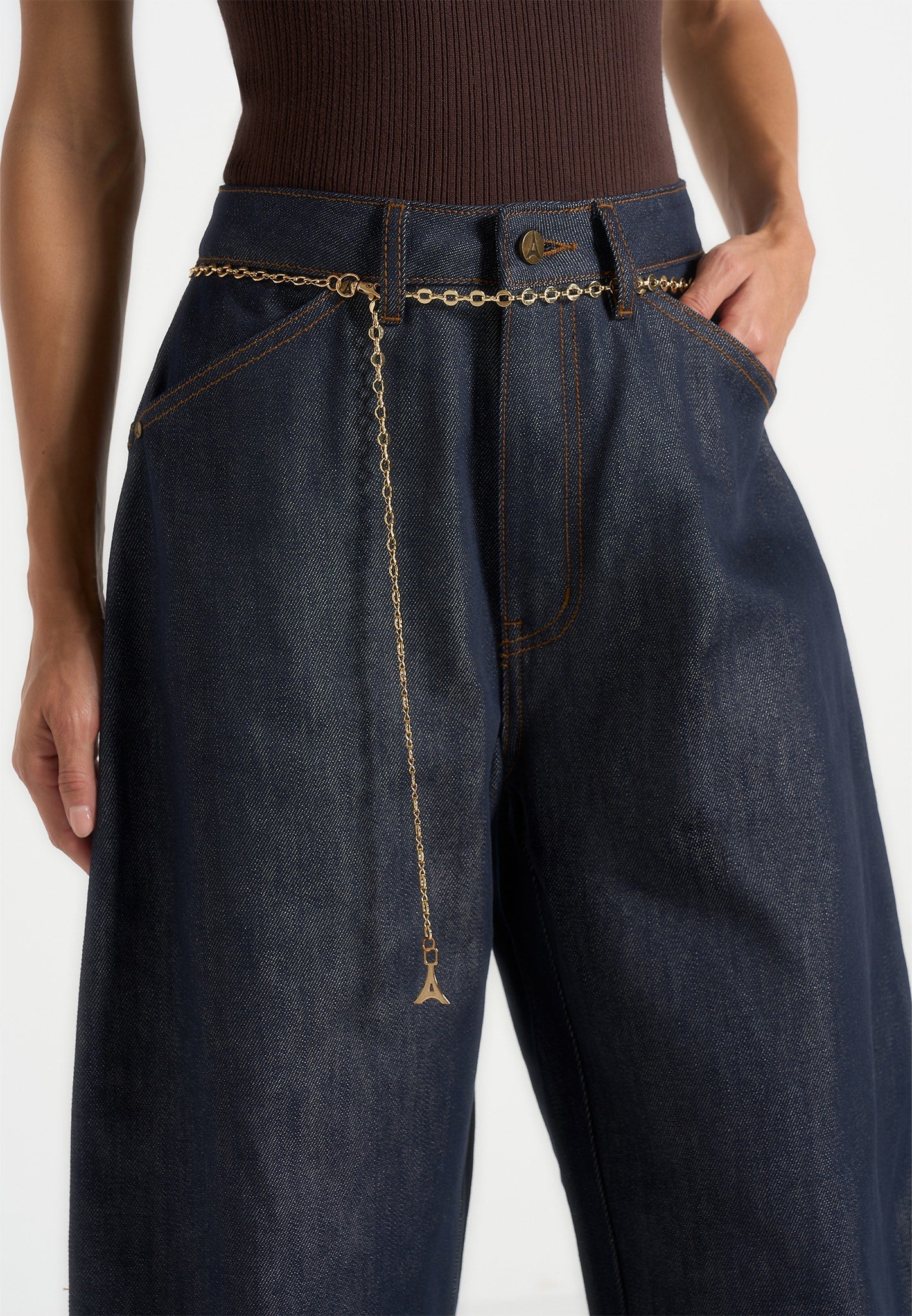 Enora - Hourglass Jean With Chain - Indigo - Image 4